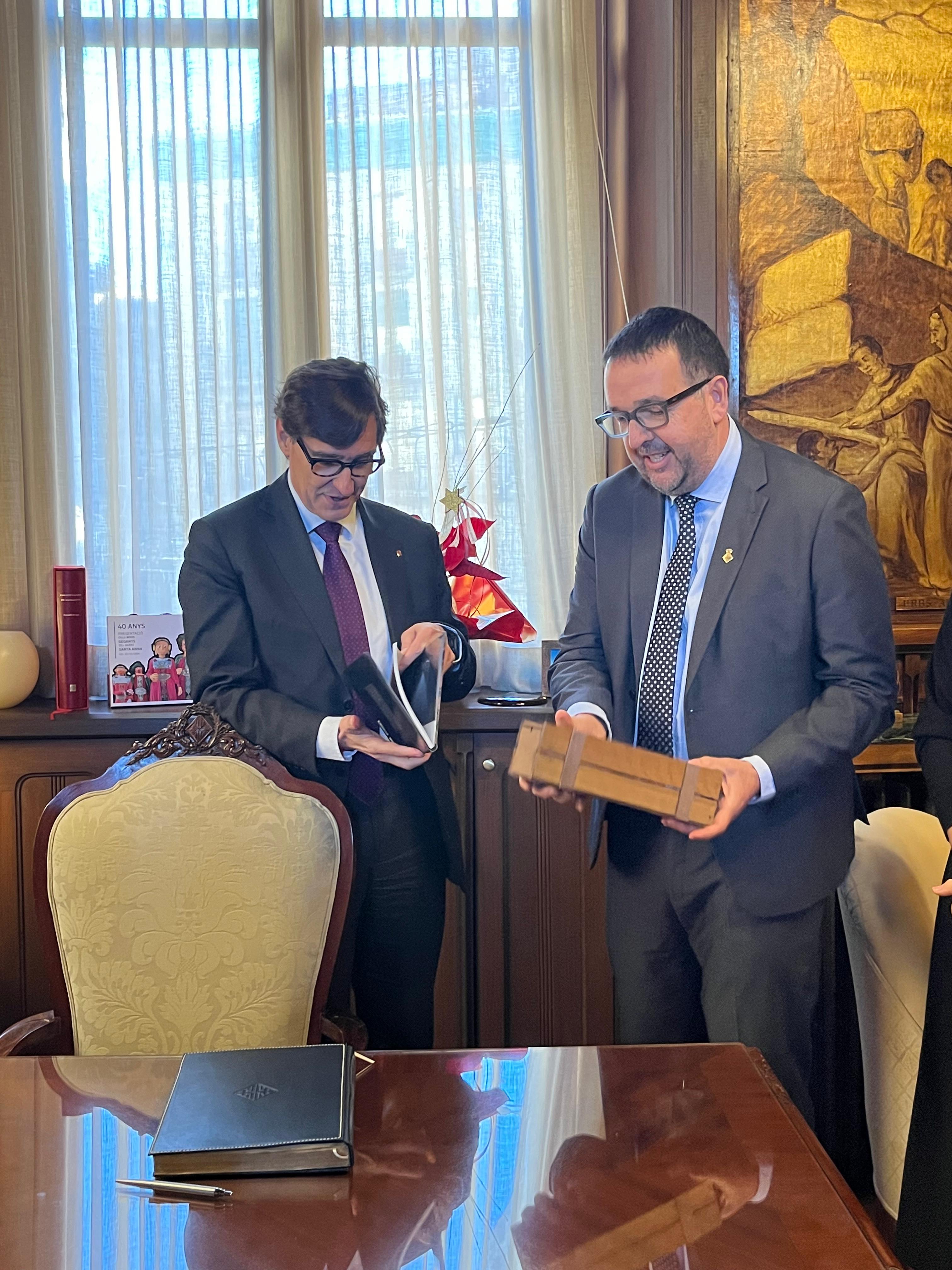 El president de la Generalitat de Catalunya, Salvador Illa, i l'alcalde de Vic Albert Castells
